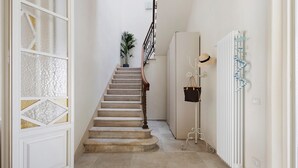 A staircase with a wooden handrail leading to a landing. - Holiday Home 'Villa Lucia' with Sea View, Wi-Fi & Air Conditioning (Viareggio)