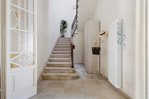 Eine Treppe mit hölzernem Geländer, das zu einer Zwischenplattform führt.