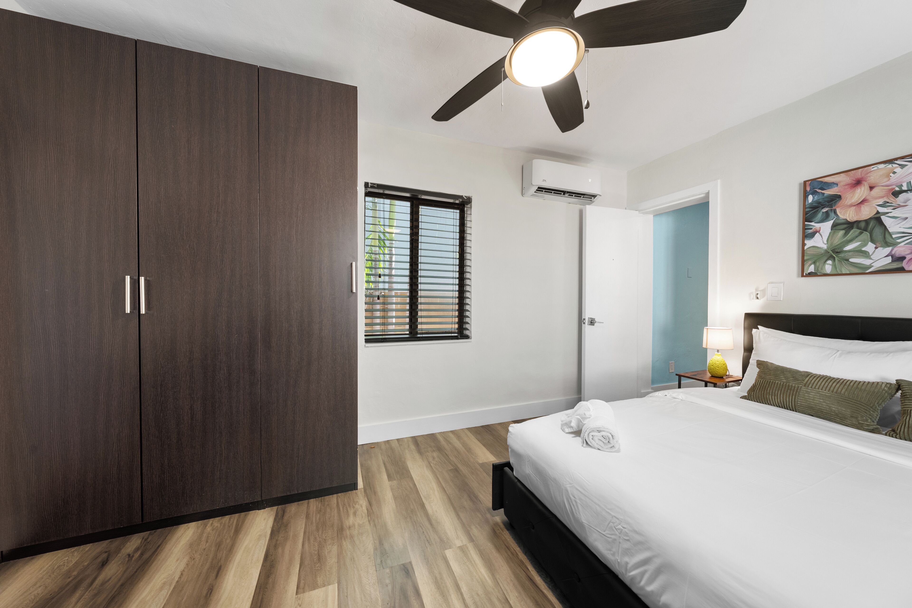 Tabla de planchar con plancha, wifi y ropa de cama 