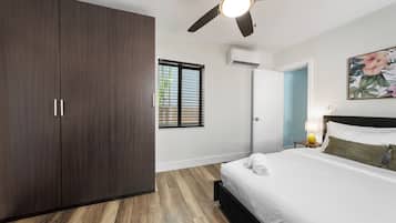 Tabla de planchar con plancha, wifi y ropa de cama