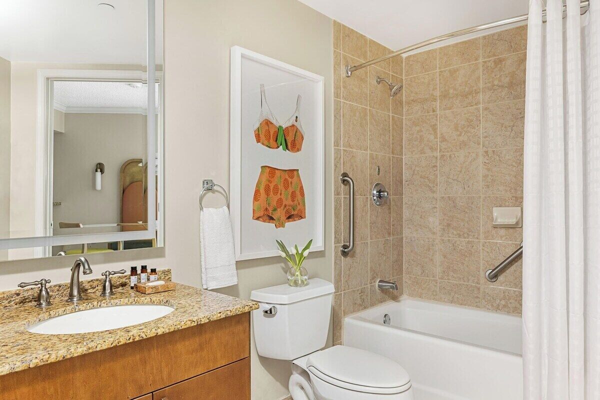 Un baño con lavamanos, inodoro y bañera.