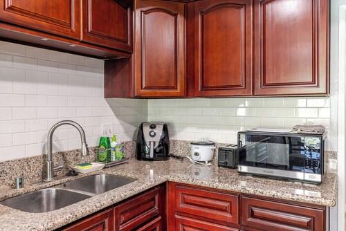 West Covina 3BR Condo - Garage & Driveway, Sleeps 6