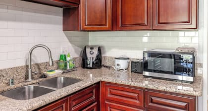 West Covina 3BR Condo - Garage & Driveway, Sleeps 6