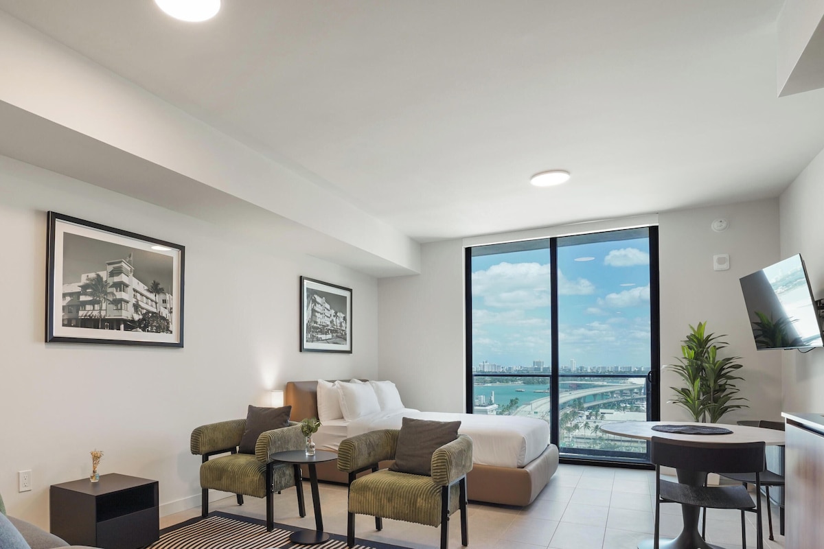Studio, Balcony, Bay View | Living room | Smart TV