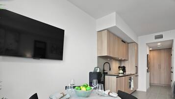 Studio, Balcony, Bay View | Dining room
