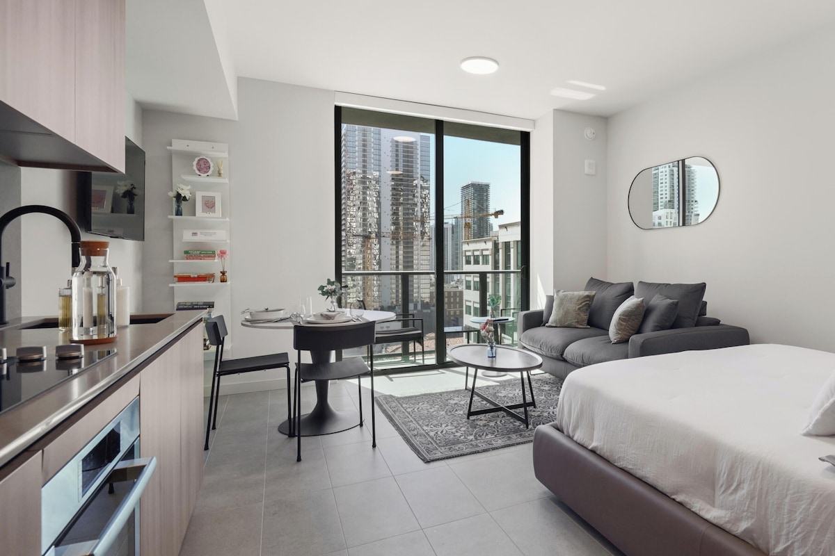 Studio, Balcony, City View | In-room safe, laptop workspace, iron/ironing board, WiFi (free)
