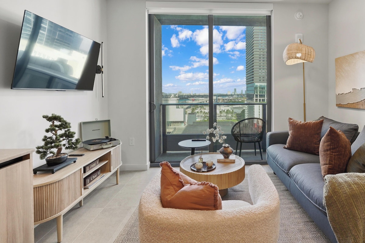 Apartment, Balcony, City View | Living room | Smart TV