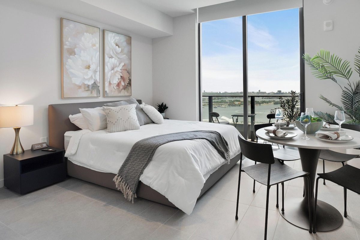 Studio, Balcony, Bay View | In-room safe, laptop workspace, iron/ironing board, WiFi (free)