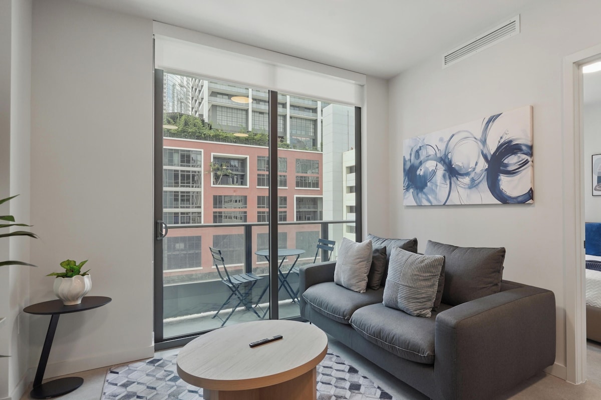 Apartment, Balcony, City View | Living room | Smart TV