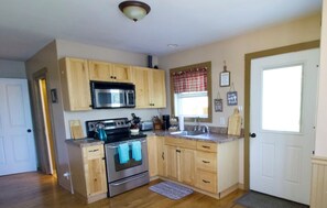 Private kitchen - Charming 2-bedroom waterfront cottage in Nelson perfect for a relaxing getaway (Nelson)