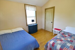 Room - Charming 2-bedroom waterfront cottage in Nelson perfect for a relaxing getaway (Nelson)