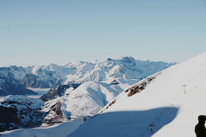 A snow-covered mountain landscape with ski slopes and a ski lift. - À 50m des remontées | T3 central & coin tranquille (Les Deux Alpes)