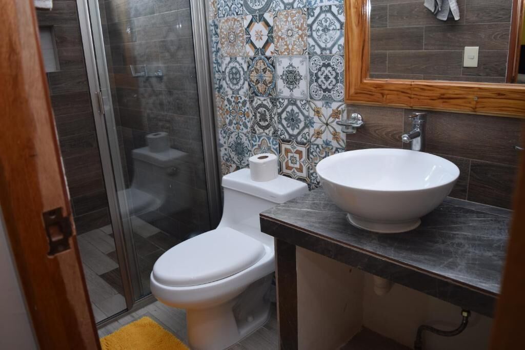 Ducha, toallas, jabón, shampoo