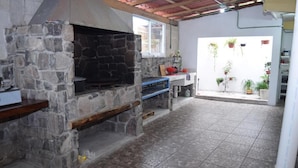 Uma cozinha de pedra com forno embutido, uma janela e chão de azulejos.