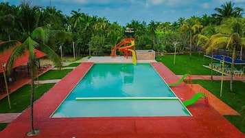 4 piscinas al aire libre, sombrillas