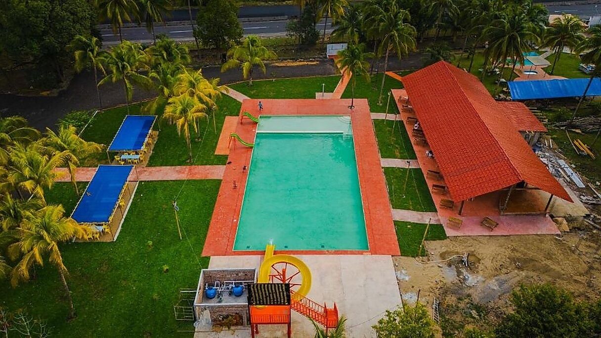 4 outdoor pools, open 10:00 AM to 10:00 PM, pool umbrellas