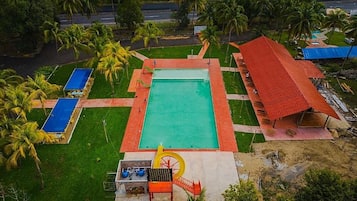 4 outdoor pools, open 10:00 AM to 10:00 PM, pool umbrellas