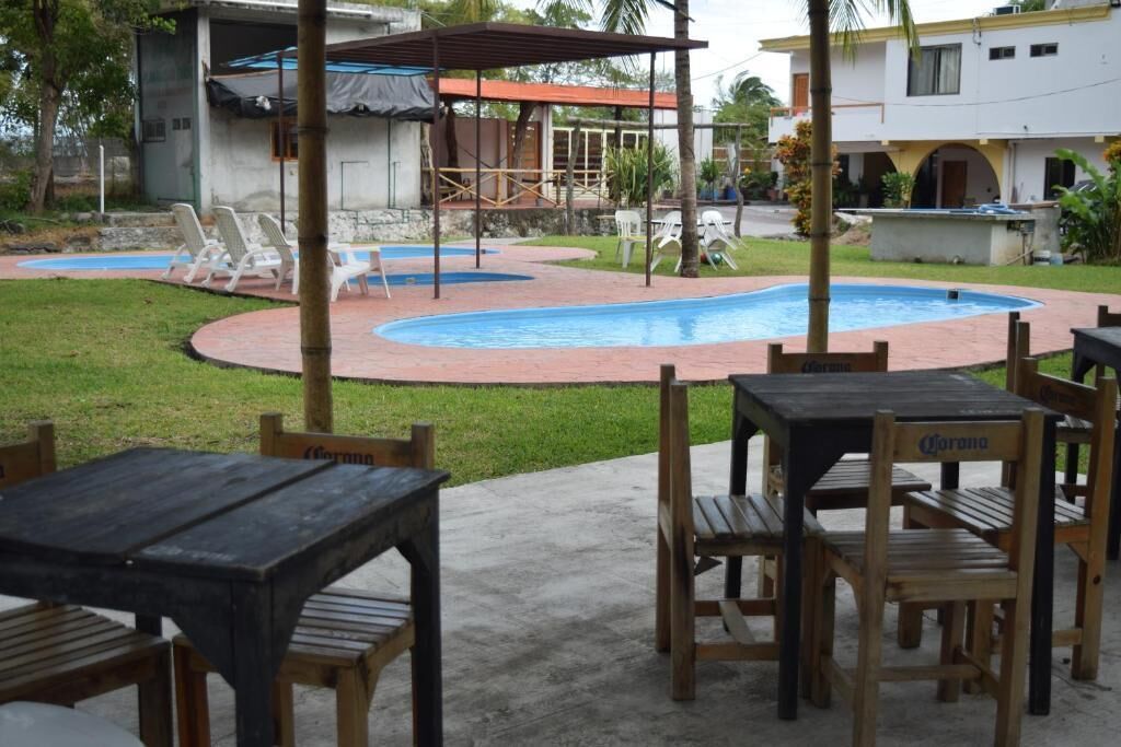 4 piscinas al aire libre, sombrillas