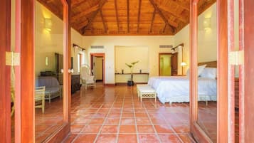 6 bedrooms, iron/ironing board, WiFi, bed sheets