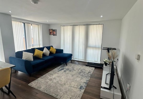 Living area - Joyden's Wood 2-bed Apt, Sleeps 4 With Wifi (Dartford)