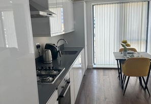 Private kitchen - Joyden's Wood 2-bed Apt, Sleeps 4 With Wifi (Dartford)