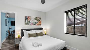 Tabla de planchar con plancha, wifi y ropa de cama