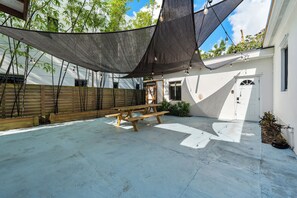 Outdoor dining - 4-bedroom house in brilliant Miami with AC and fitness room (Miami)
