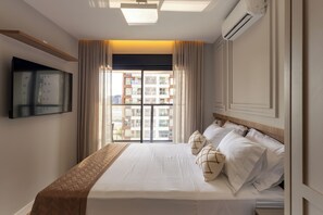 Een strijkplank/strijkijzer, wifi, beddengoed