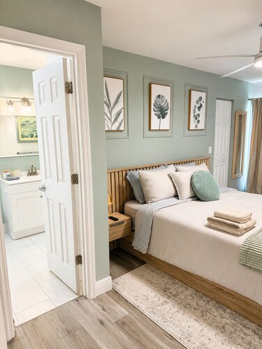 Spacious 5-bedroom Modern Retreat with Heated Pool Near Beach and Cove Shopping
