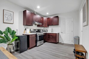 Private kitchen - Alhambra Studio for 4 - Two Queen Beds, Kitchen, WiFi (Alhambra)