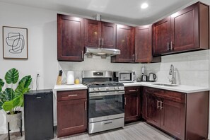 Private kitchen - Alhambra Studio for 4 - Two Queen Beds, Kitchen, WiFi (Alhambra)