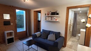 En moderne stue med sofa, sofabord og bogreoler.