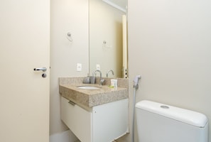 A bathroom with a sink, mirror, towel rack, and toilet. - 1BR Apt, Full Condo, Jardim Goias - Mbca0407 (Goiânia)