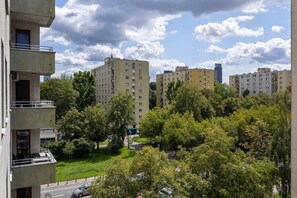 Ein Wohngebiet mit mehrstöckigen Wohnhäusern, einer Straße und Bäumen.