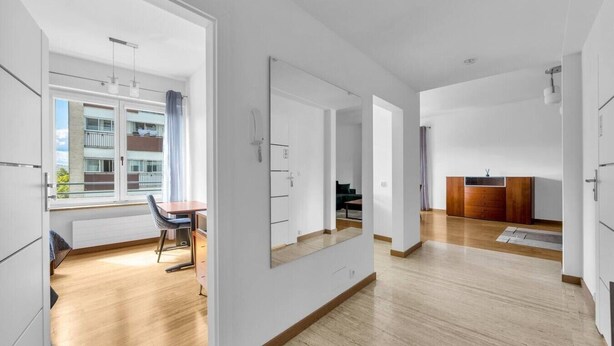 Un appartamento moderno con zona pranzo, cucina e soggiorno.