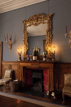 A room with a fireplace, ornate mirror, and classical furniture. - Grand City Centre House (Edinburgh)
