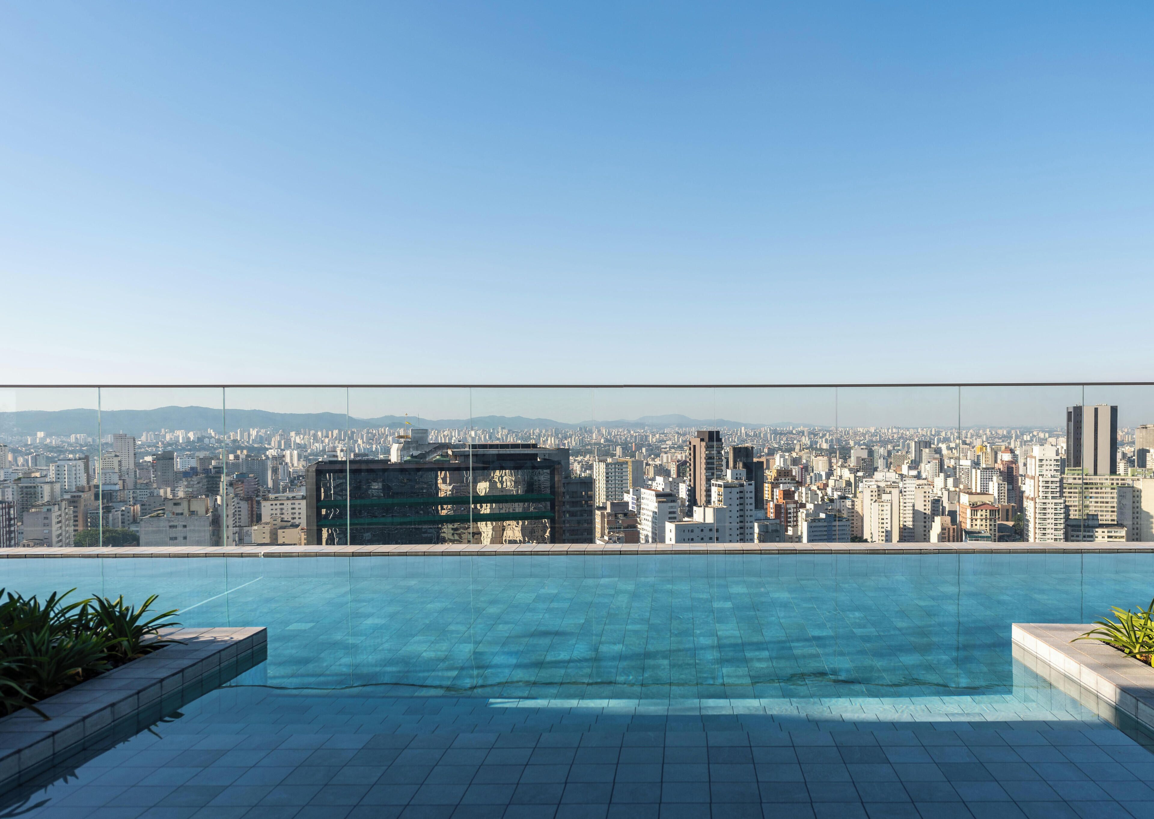 Una piscina en la azotea con vista a la ciudad.