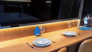 Deluxe Studio, City View | Interior