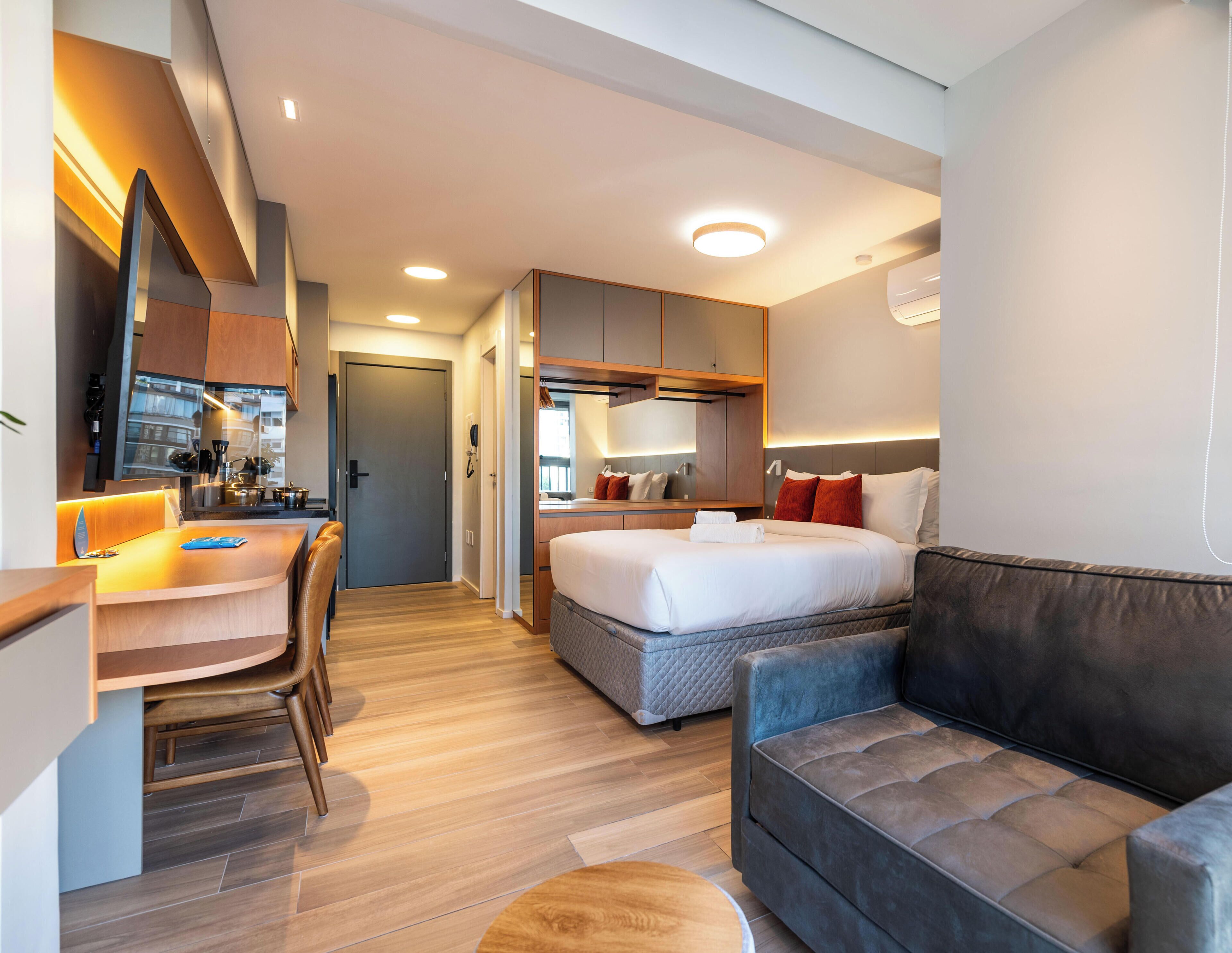 Deluxe Studio, City View | Blackout drapes, WiFi (free)