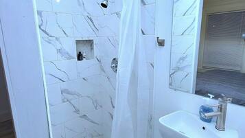 Bidet, toallas, jabón, papel higiénico