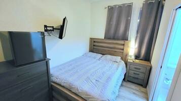 Tabla de planchar con plancha, wifi y ropa de cama