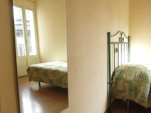 A room with a bed, a window, and a door. - Apartment in Piazza del Campo area 3 bedrooms 2 bathrooms (siena)
