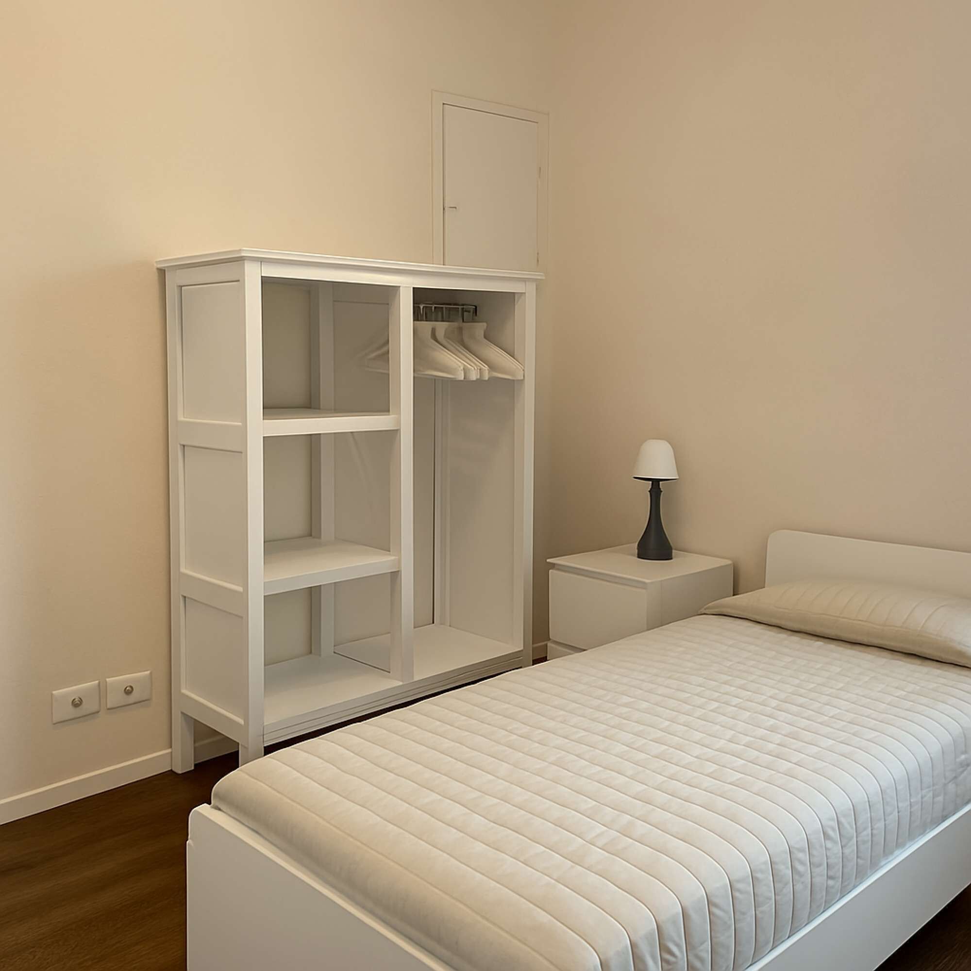 Iron/ironing board, bed sheets