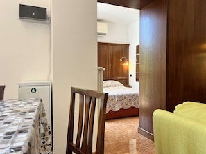 A hotel room with a bed, a desk, and a chair. - Cozy Studio 8 in the Heart of Siena (Siena)