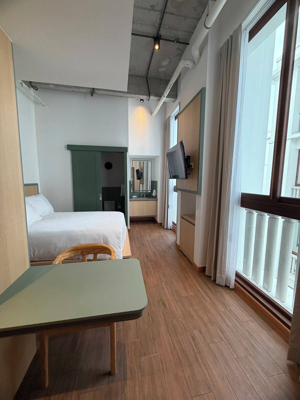 Studio Standard | Skrivbord, arbetsyta för laptop, mörkläggningsgardiner och gratis wi-fi