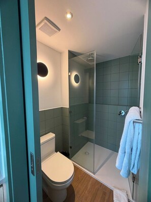 Studio Deluxe | Badrum | Dusch, hårtork, handdukar och tvål