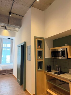 Studio Comfort - utsikt mot staden | Eget kök | Stort kylskåp, mikrovågsugn, spishäll och grytor/köksredskap