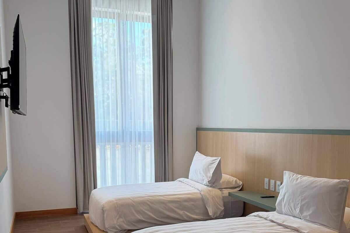 Comfort studio, doucheruimte met douchezitting en handgrepen, niet-roken | Een bureau, een laptopwerkplek, verduisterende gordijnen, gratis wifi