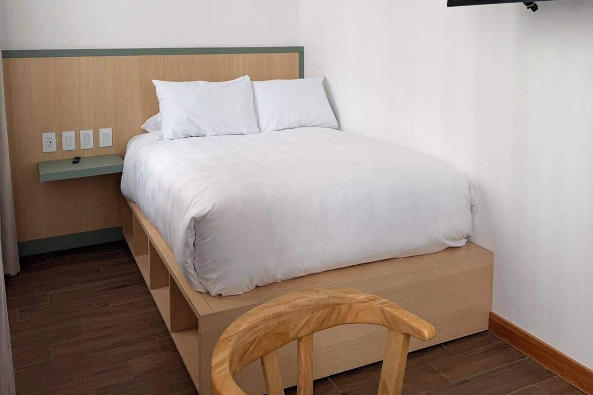 Comfort studio | Een bureau, een laptopwerkplek, verduisterende gordijnen, gratis wifi
