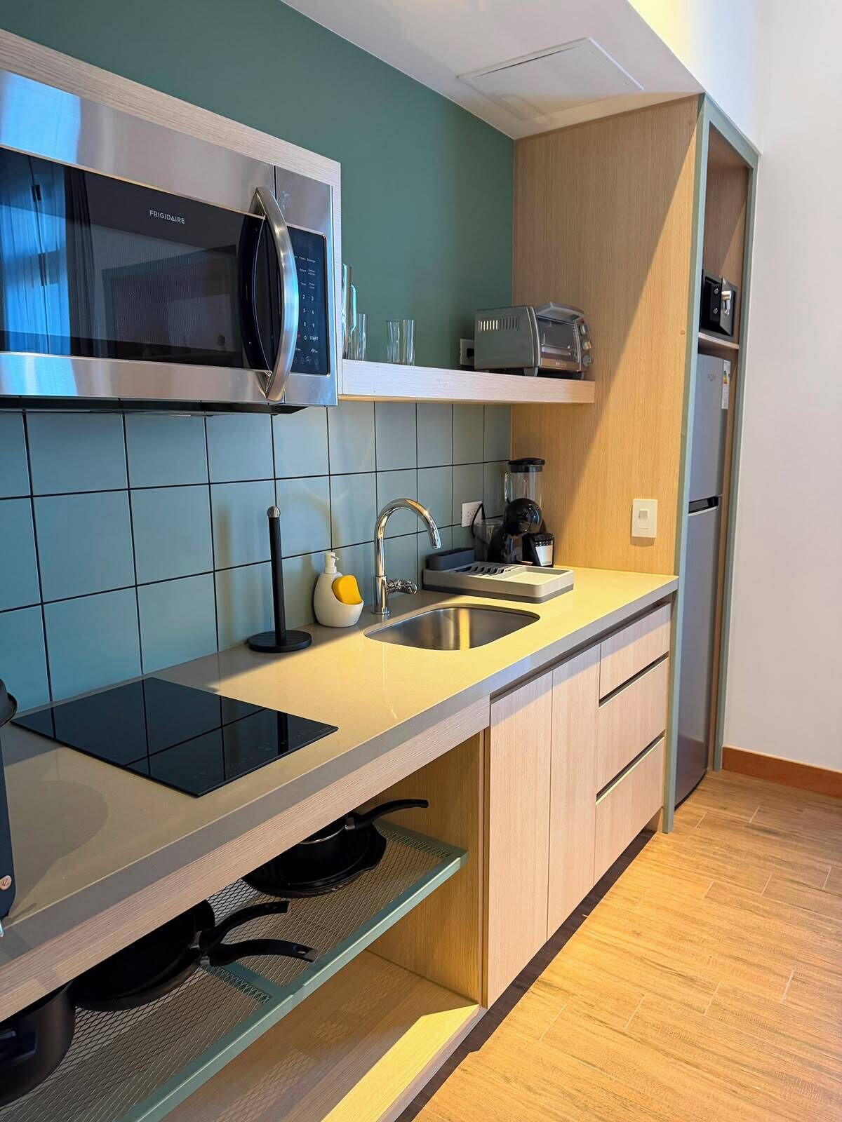 Superior Studio, City View | Private kitchen | Full-size fridge, microwave, stovetop, cookware/dishes/utensils